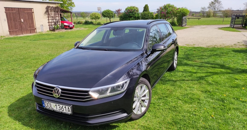 Volkswagen Passat cena 55900 przebieg: 307000, rok produkcji 2017 z Syców małe 137